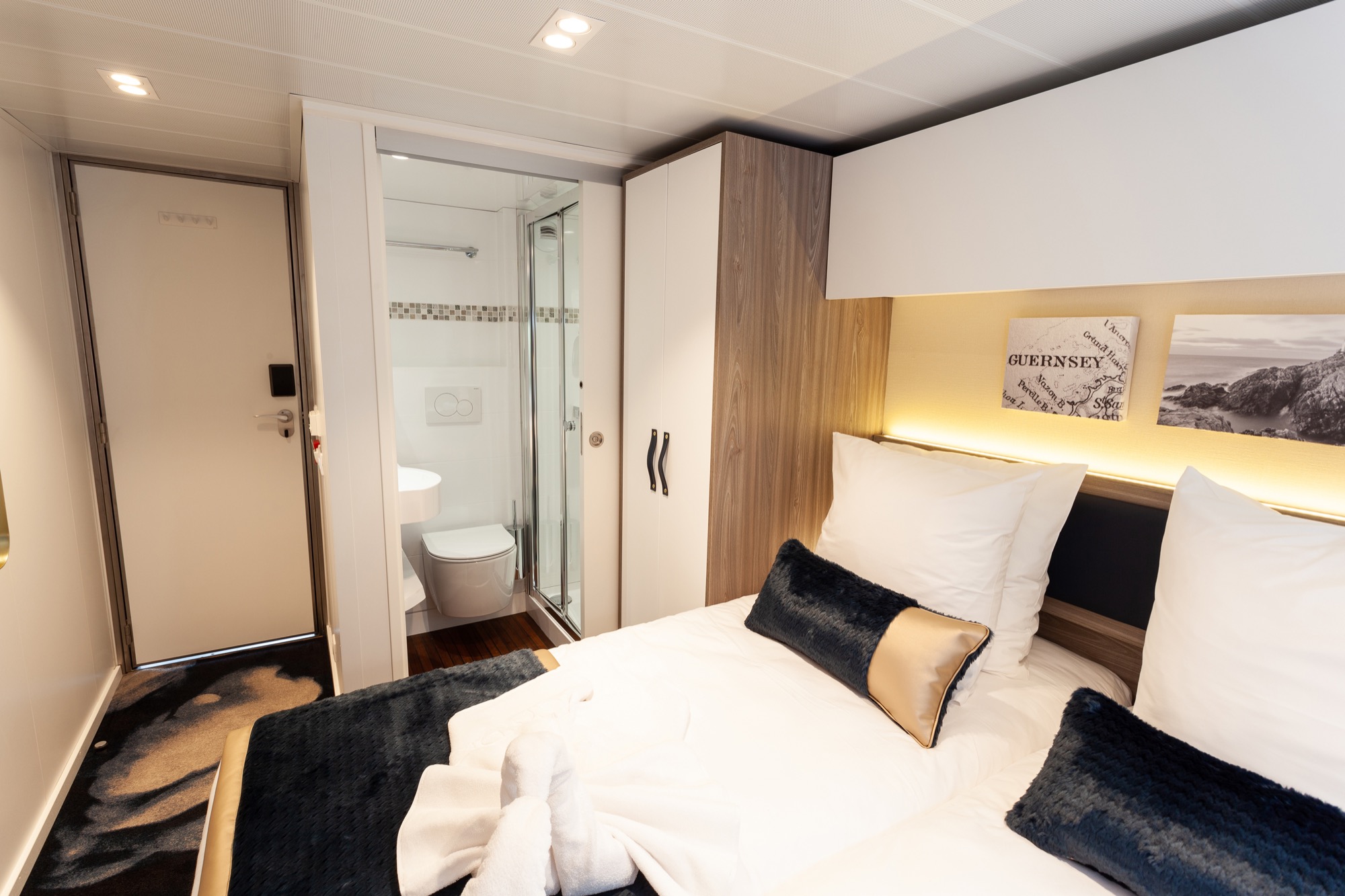 CroisiEurope MS Victor Hugo Cabin 2.jpg